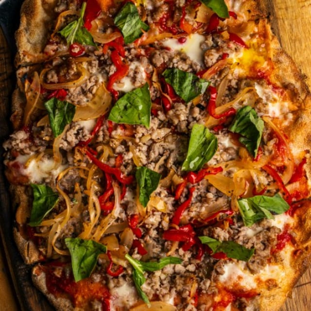 Sausage & Peppers Pizza (1 Ft. Pala).