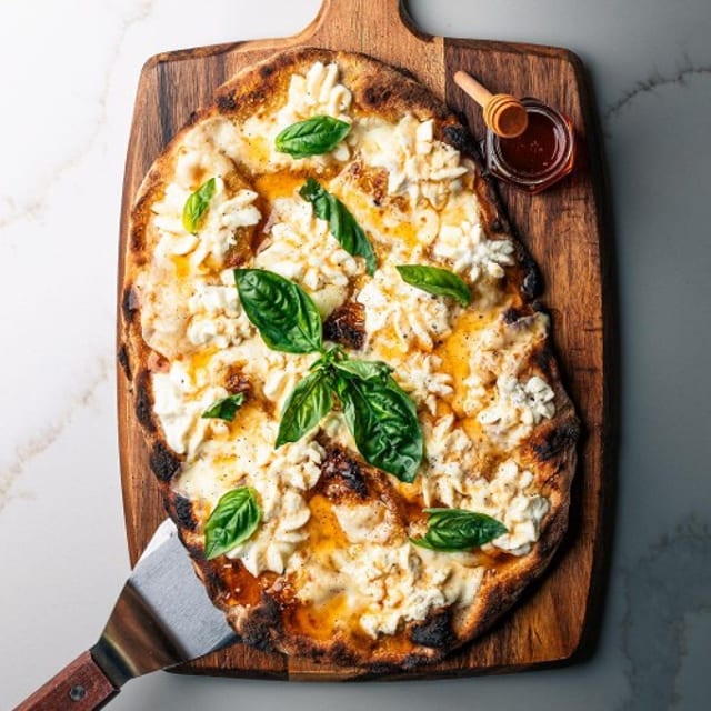 Snow White Pizza (1 Ft. Pala).