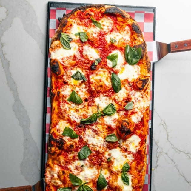 Margherita Pizza (2 Ft. Pala).
